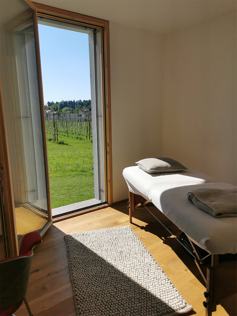 Michaela Fesslers Praxis mit Blick ins Grüne